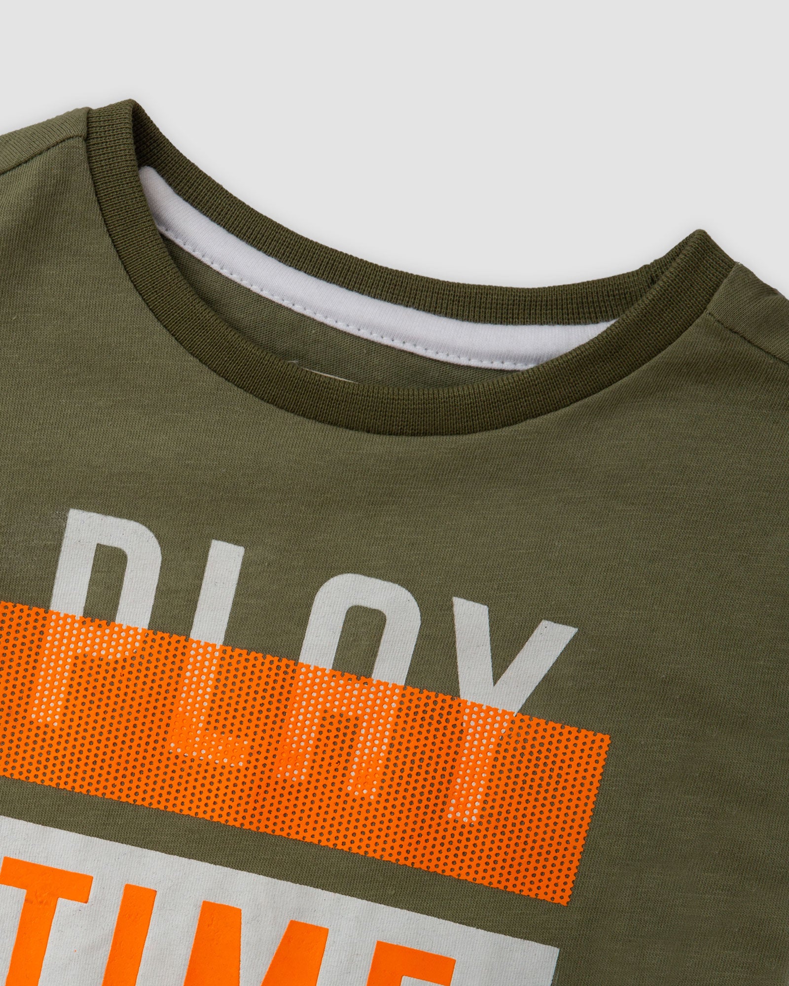 PLAY GAME GRAHIC TEE OLIVE GREEN
